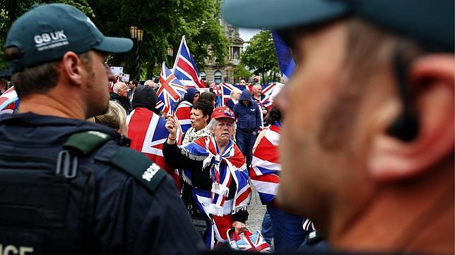 Cameron arranca «pasos positivos» contra la evasión fiscal a las excolonias británicas