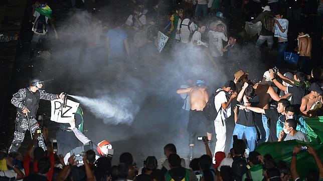 Las protestas ponen contra las cuerdas al gobierno de Rousseff