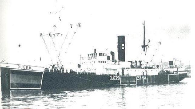 El Duero, mercante de 2.000 toneladas, amarrado a puerto