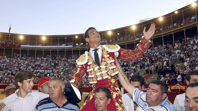 Puerta grande para Manzanares en su décimo aniversario de alternativa en Alicante