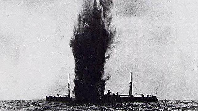 Un torpedo impacta en un barco en alta mar