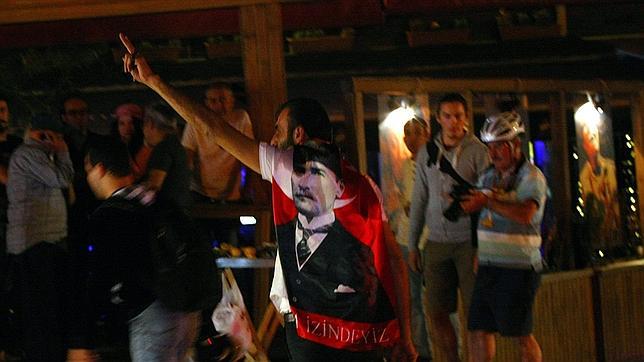 Tensión en Turquía tras una noche de cargas policiales en Estambul y Ankara