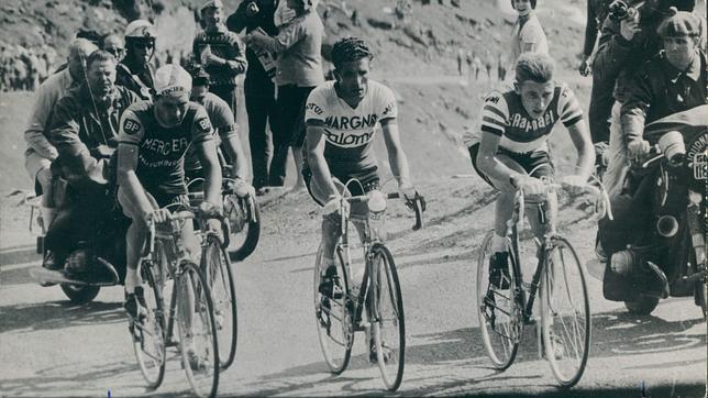 De izquierda a derecha, Poulidor, Bahamontes y Anquetil en el Tourmalet en 1963