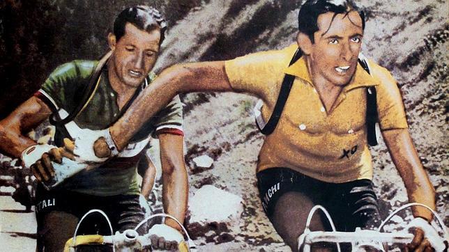 Fausto Coppi y Gino Bartali en la célebre imagen del Tour de 1949