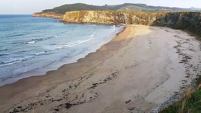 El paisaje protege de una afluencia masiva a la playa de Langre (Ribamontán al Mar, Cantabria)