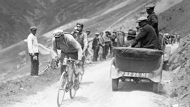Dos ciclistas ascienden un puerto alpino en el Tour de 1927