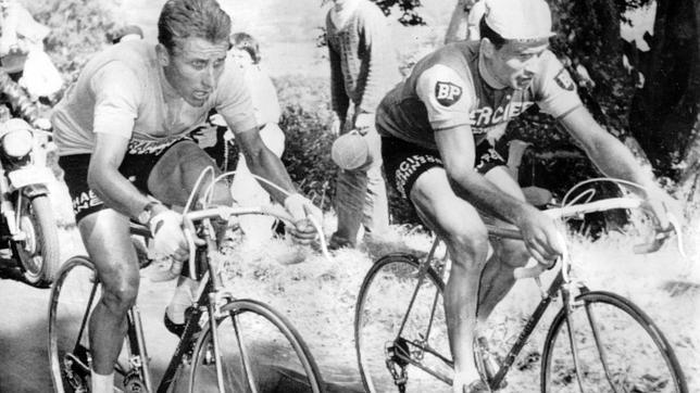 Anquetil (derecha) junto a su gran rival, Poulidor, en el Tour de 1964