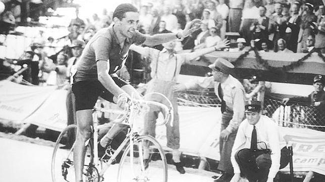 Fausto Coppi llegando a meta en una etapa del Tour de Francia