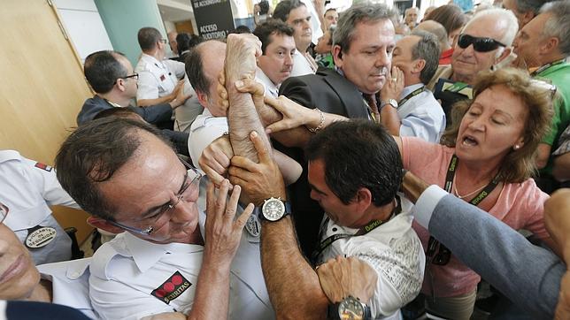 Varios centenares de accionistas «toman» el vestíbulo de la junta de Bankia al grito de «ladrones»