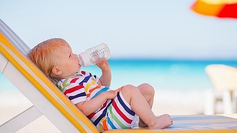 ¿Deben beber agua los lactantes?