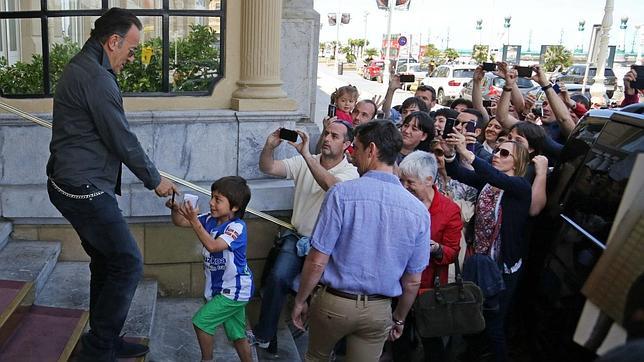 «El Jefe» sacia su apetito en San Sebastián y su hambre rockera en Gijón