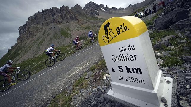 Los ciclistas del Tour, escalando el Galibier