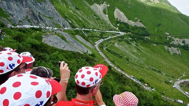 Varios aficionados visualizan la subida de los corredores al puerto de la Madeleine