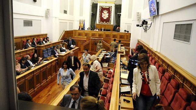 La reducción de los diputados sigue adelante con una nueva huida del PSOE de las Cortes regionales