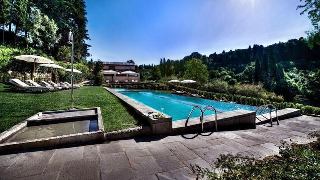 La piscina y el entorno de Il Salviatino, cerca de Florencia