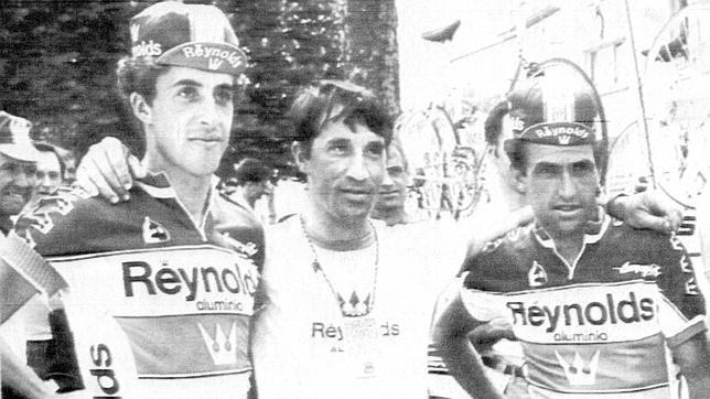 Delgado, Echavarri (director deportivo) y Arroyo en el Tour de 1983