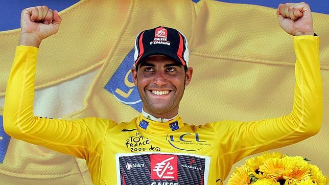 Óscar Pereiro luciendo el maillot amarillo