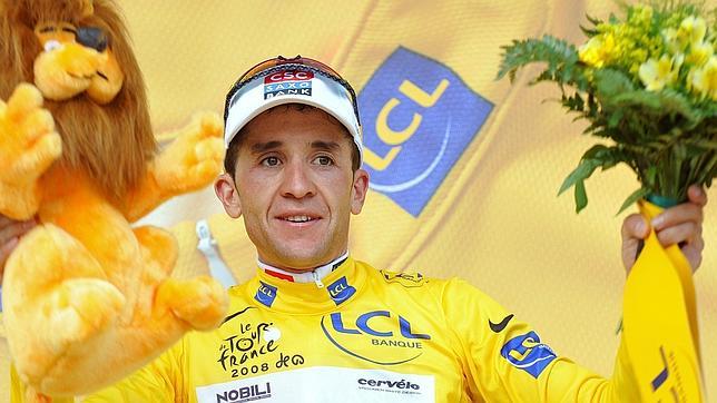 Sastre en el podio tras la última crono del Tour 2008. Ya se sabe vencedor