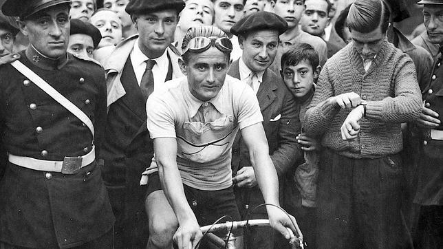 Vicente Trueba, primer rey de la Montaña, rodeado de admiradores