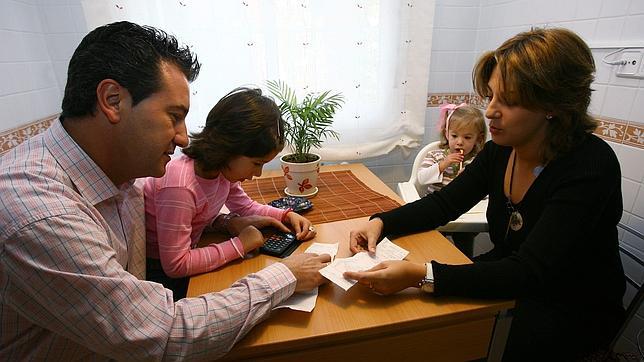 El ahorro de las familias asciende al 1,2 % de su renta en el primer trimestre de 2013