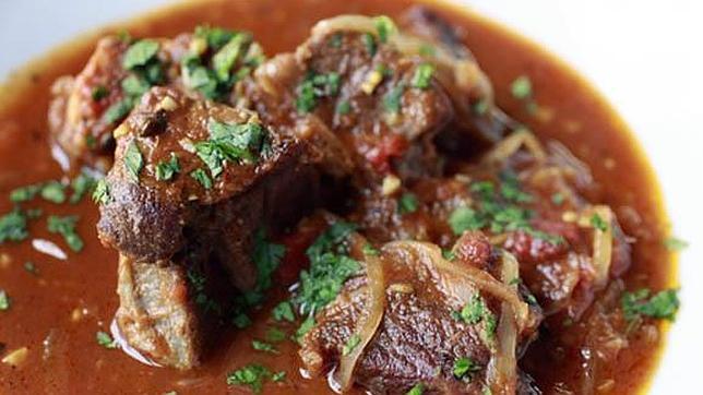 Suculenta carne de cabra en salsa