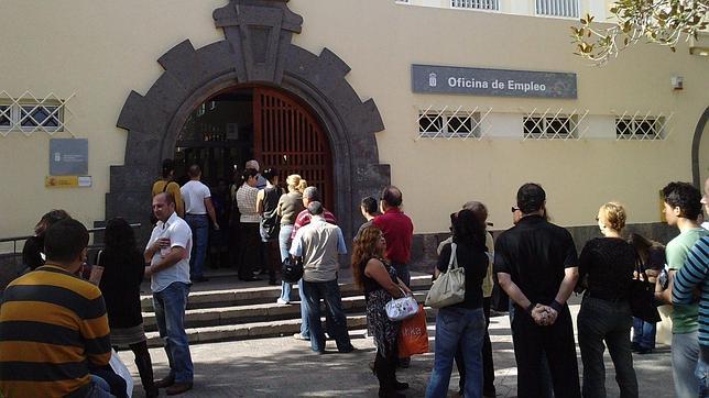 El 44% de los parados en Canarias ya no cobra nada: 131.155 personas