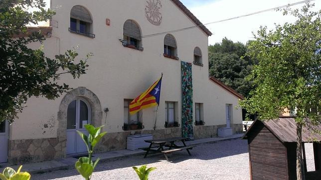 PP y C's exigen a Rigau que acabe con la exhibición de «estelades» en escuelas