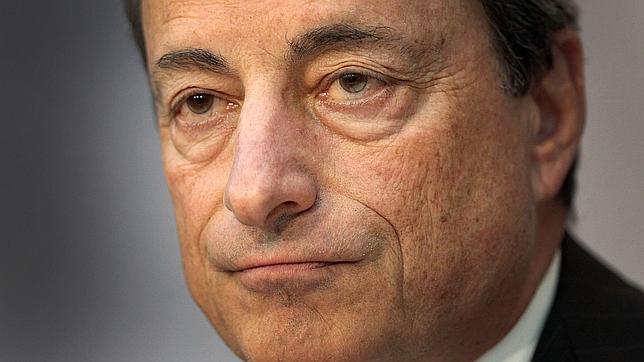 Draghi mantendrá los tipos en mínimos un «largo tiempo» e incluso podría bajarlos