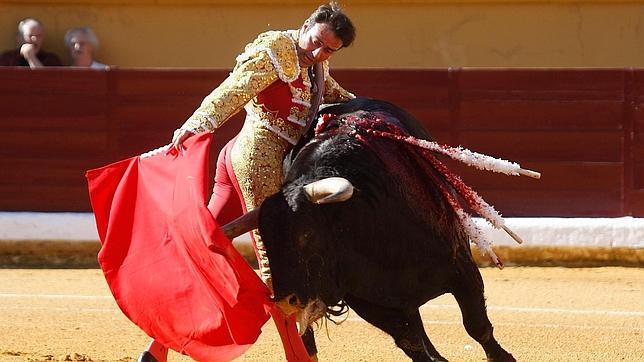 Enrique Ponce viste de elegancia a «Trajerroto» en Burgos