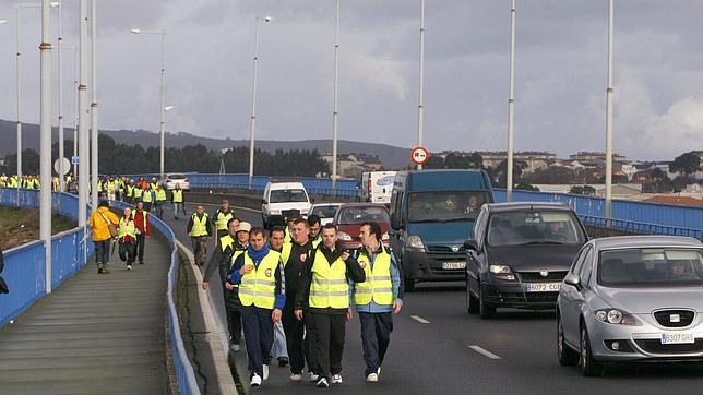 Unos 3.000 trabajadores del naval de Ferrol inician una marcha de 20 kilómetros