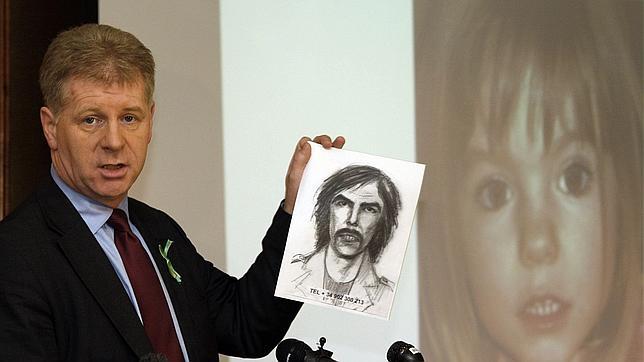 Clarence Mitchel, portavoz de la familia, muestra el retrato robot del hipotético secuestrador