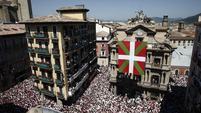 Una ikurriña retrasa el Chupinazo de los Sanfermines 2013