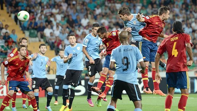 Uruguay remata a España
