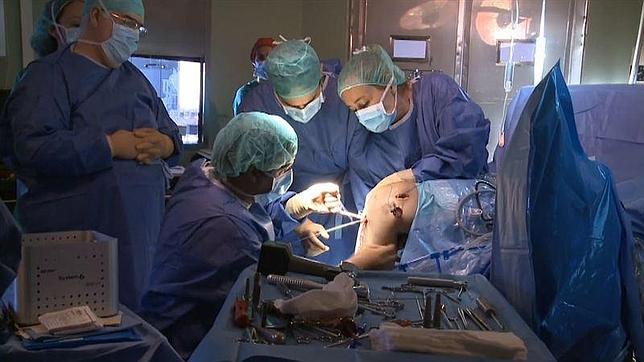 La Candelaria efectúa dos intervenciones quirúrgicas de rodilla con injertos de cadáver y técnicas novedosas
