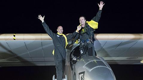 Piccard y André Borschberg (dcha.) tras el aterrizaje del Solar Impulse