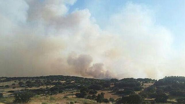 Un gran incendio forestal en Valdemorillo obliga a desalojar a 2.000 habitantes