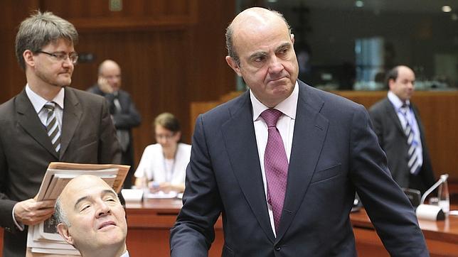 Guindos defiende la situación «más confortable» de España respecto al año pasado