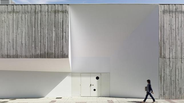 Fachada de la Escuela y Centro de Día de Eirís firmada por Carlos Quintans