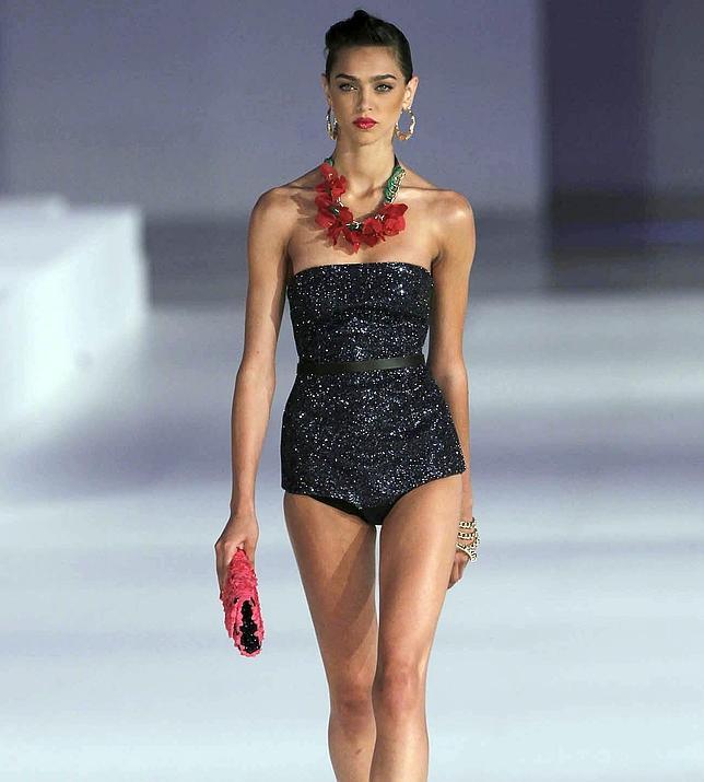 Traje de baño sobre la pasarela