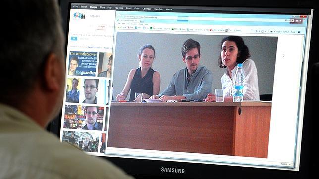 Snowden solicita asilo temporal a Rusia