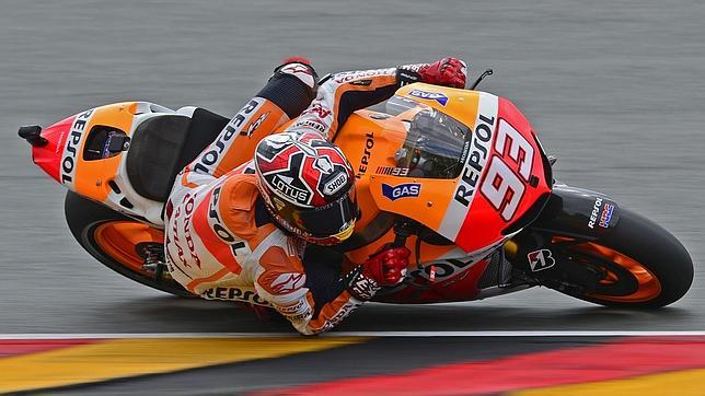 Márquez aprovecha las ausencias y se hace con la «pole» en Alemania