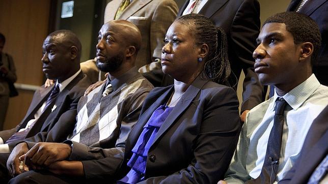 Los padres de Trayvon Martin (centro), durante la vista