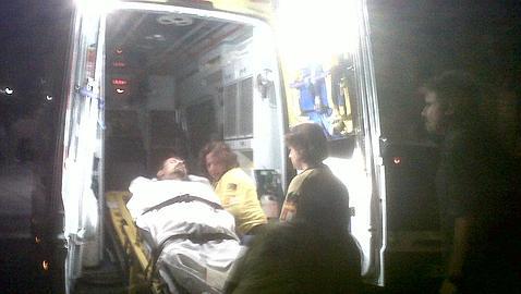 Una ambulancia traslada al hospital al hombre en huelga de hambre