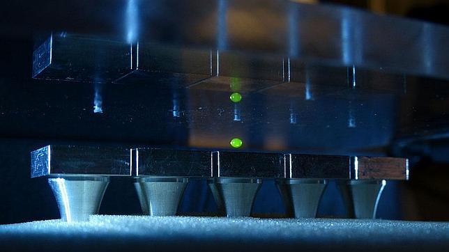 Hacen levitar varios objetos con ondas sonoras