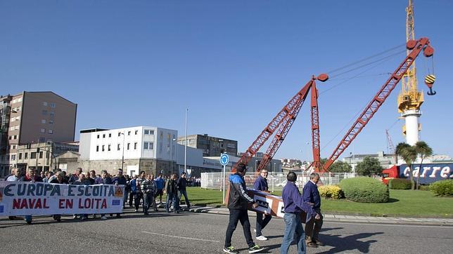 Encierro en los astilleros vigueses para presionar a Almunia