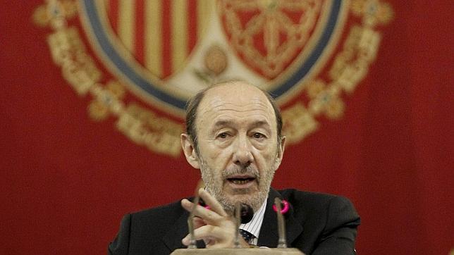 Rubalcaba anuncia una moción de censura si el PP vuelve a rechazar que Rajoy comparezca