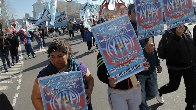Protestas en Buenos Aires por inminente acuerdo de YPF y Chevron para explotar Vaca Muerta