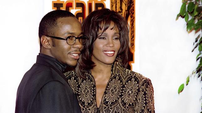 Bobby Brown está en desacuerdo con el compromiso de su hija