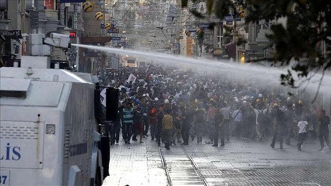 Una boda-protesta en el parque Gezi de Estambul acaba en una dura carga policial