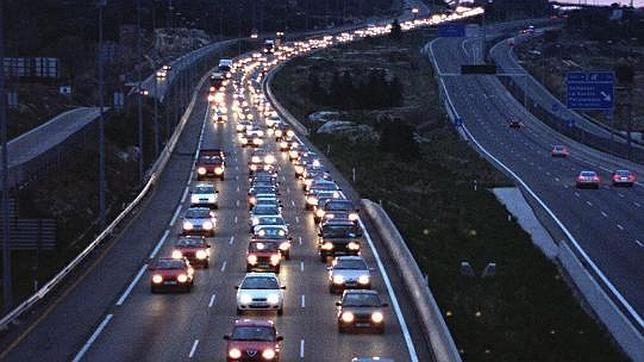 Imagen nocturna de la vía N-VI a la altura de Villalba